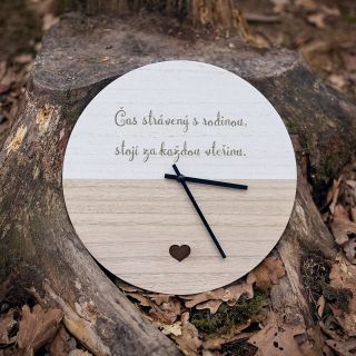 www.gravotom.cz - Hodiny s gravírovaným textem na přání ♥️ #láska #laska #rodina #hodiny #příroda